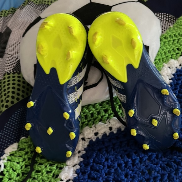 BOYS ADIDAS SOCCER CLEATS…..SIZE 2 - Picture 7 of 7